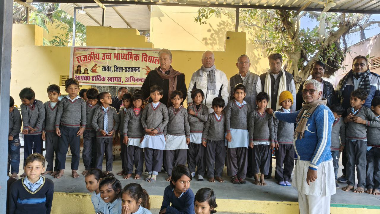 300 विद्यार्थियों को स्वेटर वितरण, बच्चों के चेहरों पर खिली मुस्कान जवाजा।